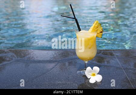 Bicchiere di cocktail pinacolada sulla sporgenza della piscina Foto Stock