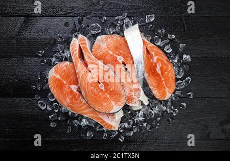 Filetti di Salmone su tavoli in legno nero vista superiore Foto Stock