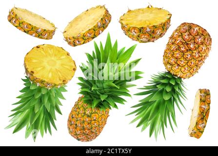 Raccolta di ananas. Intero e fette di ananas isolati su sfondo bianco Foto Stock