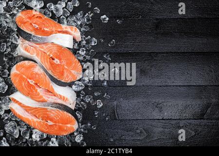 Bistecche di salmone su ghiaccio Foto Stock