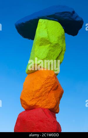 Liverpool Mountain, una scultura alta 10 metri del famoso artista Ugo Rondinone, accanto a Tate Liverpool nel Royal Albert Dock, Liverpool Foto Stock