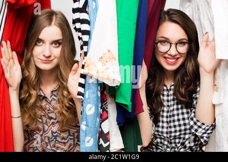 Giovani belle donne al mercato settimanale dei tessuti - migliori amici che condividono il tempo libero divertirsi e fare shopping nella città vecchia in a s. Foto Stock