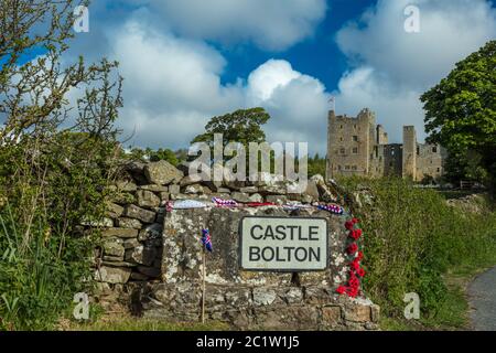 Il Castello di Bolton è un castello medievale del XIV secolo situato nel villaggio di Castle Bolton, nelle Yorkshire Dales. Orizzontale. Spazio per la copia. Foto Stock