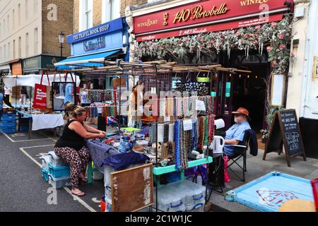 LONDRA, UK - 13 LUGLIO 2019: La gente visita la stalla di gioielleria al mercato di Portobello Road nel distretto di Notting Hill a Londra. Il mercato di Portobello Road è famoso Foto Stock