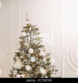 Albero bello. Interni luminosi. Decorazioni natalizie Foto Stock