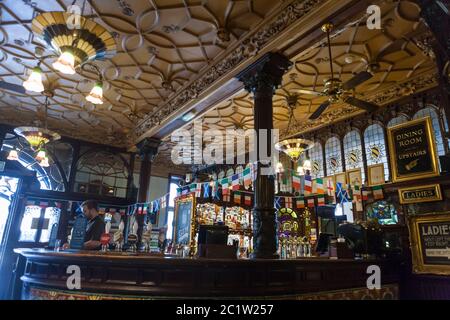 Bar principale della famosa Philharmonic Dining Rooms (The Phil), una casa pubblica vittoriana classificata Grade i a Liverpool, Merseyside, Inghilterra, Regno Unito Foto Stock