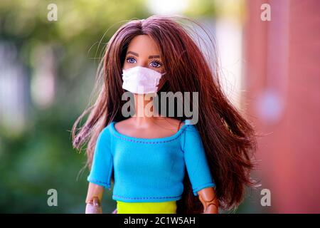 Tambov, Federazione Russa - 12 Giugno 2020 Ritratto di bambola Barbie con maschera medica all'aperto. Foto Stock