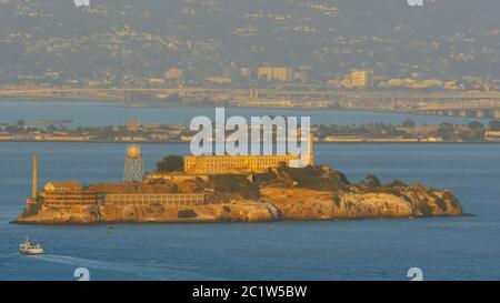 Close up di Isola di Alcatraz a San Francisco, California dalla batteria spencer Foto Stock