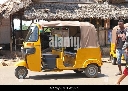 Taxi tradizionale in tuk-tuk, porto di Andoany o Hell-Ville, Nosy Be, Madagascar. Foto Stock