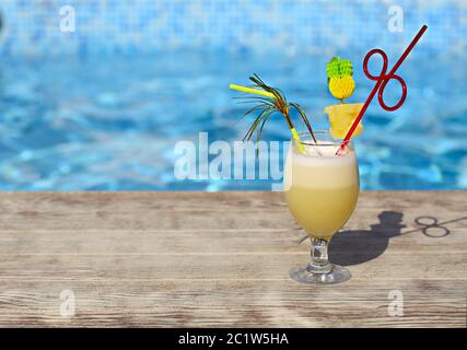Bicchiere di cocktail pinacolada in piedi Foto Stock