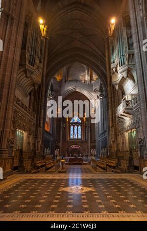 L'interno vuoto e enorme della cattedrale di Liverpool, la più grande cattedrale e edificio religioso in Gran Bretagna: Navata centrale e coro Foto Stock