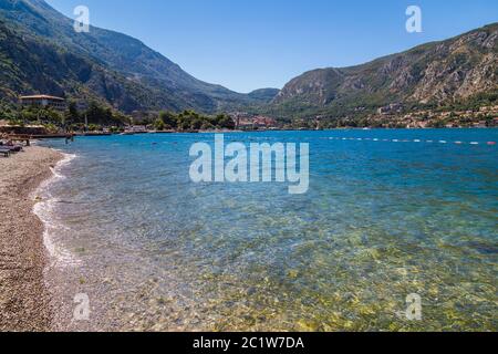 CATTARO, MONTENEGRO - 12 AGOSTO 2016: Vista della spiaggia di Cattaro e di parte della baia di Cattaro durante il giorno d'estate. Si può vedere la gente. Foto Stock