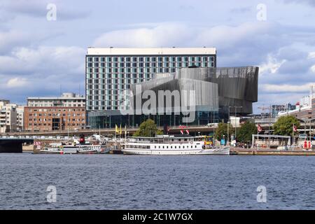 STOCCOLMA, SVEZIA - 23 AGOSTO 2018: Centro congressi sul lungomare di Stoccolma in Svezia. Stoccolma è la capitale e l'area più popolosa della Svezia. Foto Stock