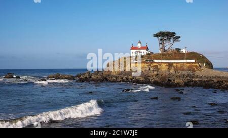 Ampia vista del faro di Crescent City lungo il nord della costa della California Foto Stock