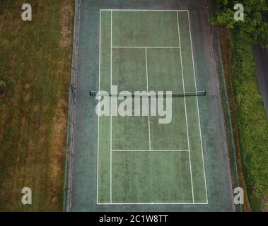 campo da tennis verde asfalto dall'alto Foto Stock