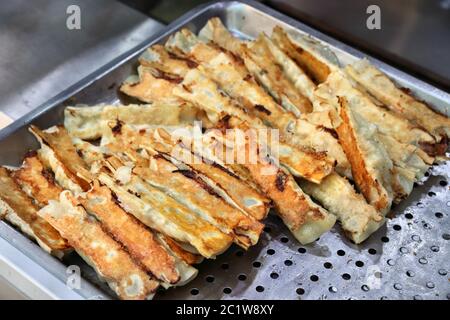 Mercato alimentare notturno di Taiwan - mercato notturno di Raohe a Taipei. Gnocchi di Gyoza. Foto Stock