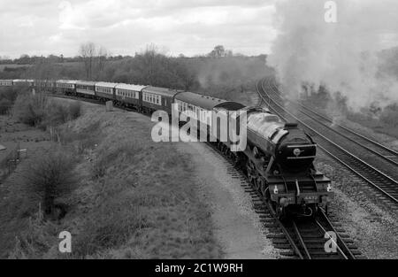 LA locomotiva a vapore LNER A3 Class "Flying Scotsman" dirige il treno Shakespeare Limited che si avvicina alla stazione di Hatton, Warwickshire, Inghilterra, Regno Unito. 4 maggio 1986. Foto Stock