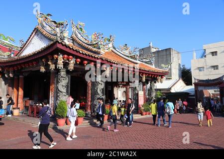 LUKANG, TAIWAN - 2 DICEMBRE 2018: La gente visita il tempio di Xinzu a Lukang, Taiwan. La città di Lukang vanta oltre 200 templi. Foto Stock