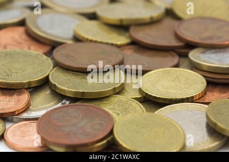 Un sacco di monete in euro di diversi valori utili per piccoli acquisti locali dove non è pratico utilizzare la carta di credito Foto Stock
