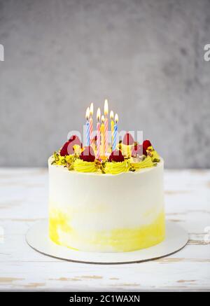 Bella torta di compleanno felice con mascarpone decorato con lampone Foto Stock