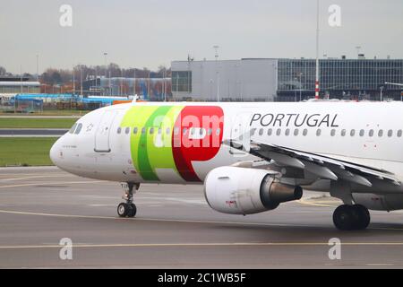 AMSTERDAM, PAESI BASSI - 6 DICEMBRE 2018: TAP Portugal Airbus A321 all'aeroporto di Schiphol ad Amsterdam. Schiphol è il 12° aeroporto più trafficato del mondo Foto Stock
