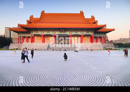 TAIPEI, Taiwan - 3 dicembre 2018: la gente visita NTCH Arts Plaza di Taipei, Taiwan. Taipei è la capitale di Taiwan con una popolazione di 8,5 milioni di euro Foto Stock