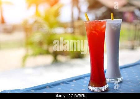 Tequila alba e pina colada cocktail sul tavolo Foto Stock