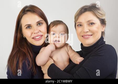 Nonna, figlia e nipote su ritratto bianco Foto Stock