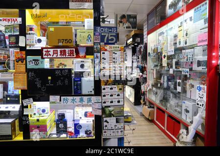 TAIPEI, Taiwan - 3 dicembre 2018: fotografia di Specialità strada per lo shopping in Taipei, Taiwan. Celebre telecamera Street si trova nel quartiere Zhongzheng. Foto Stock