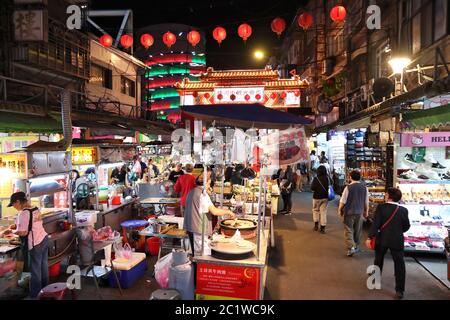 TAIPEI, TAIWAN - 4 DICEMBRE 2018: La gente visita il mercato notturno di Raohe Street a Taipei. I mercati del cibo notturno sono una grande parte della cultura taiwanese. Foto Stock