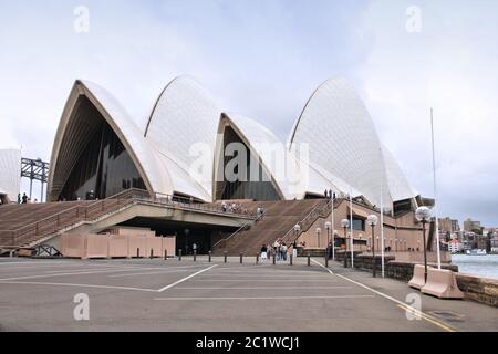 SYDNEY, AUSTRALIA - 14 FEBBRAIO 2008: Sydney Opera House in Australia. La Sydney Opera House è un sito patrimonio dell'umanità dell'UNESCO dal 2007. Foto Stock