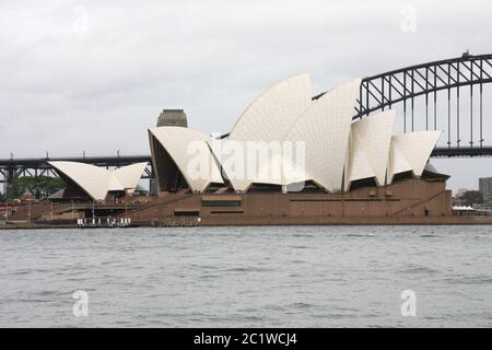 SYDNEY, AUSTRALIA - 14 FEBBRAIO 2008: Sydney Opera House in Australia. La Sydney Opera House è un sito patrimonio dell'umanità dell'UNESCO dal 2007. Foto Stock