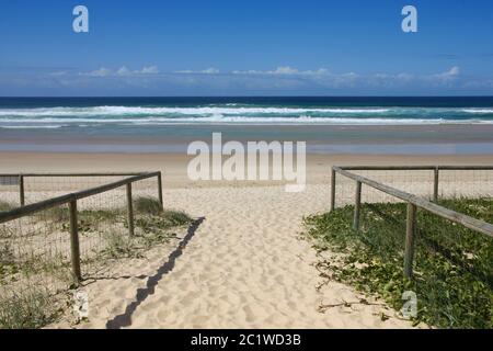 Percorso di ingresso alla spiaggia sabbiosa nella città di Surfers Paradise, regione della Gold Coast del Queensland (Australia) Foto Stock