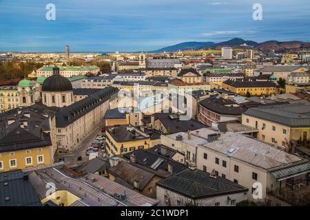 SALISBURGO, AUSTRIA 12 DICEMBRE 2015: Una vista alta degli edifici a Salisburgo, Austria durante il giorno. Le colline si possono vedere in lontananza Foto Stock