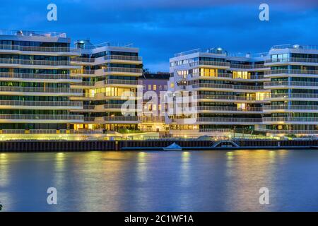 Moderno appartamento edifici al fiume Sprea a Berlino di notte Foto Stock