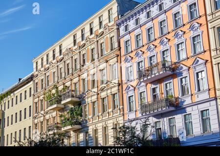 Rinnovato colorati vecchi edifici di appartamenti visto a Berlino, Germania Foto Stock