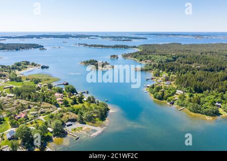 Vista aerea del paesaggio rurale estivo nell'arcipelago marino nella Finlandia meridionale. Foto Stock