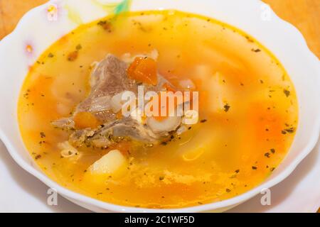 Shurpa - tradizionale zuppa di montone in Asia centrale su un sfondo di legno Foto Stock