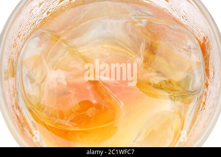 Whisky o del whisky in vetro di scogli isolati su sfondo bianco Foto Stock