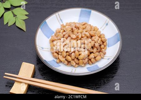 Cibo giapponese, natto di soia fermentato in piatto Foto Stock