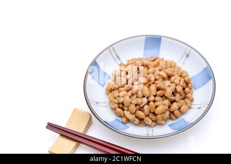 Il cibo giapponese, fermentati di soia natto su sfondo bianco Foto Stock