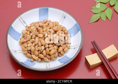 Cibo giapponese, natto di soia fermentato in piatto Foto Stock