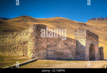 Tash Rabat caravanserai di Tian Shan montagna in provincia di Naryn, Kirghizistan Foto Stock