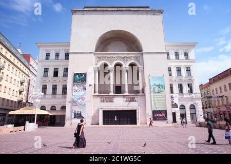 TIMISOARA, Romania - 14 agosto 2012: la gente a piedi dal Teatro Lirico Nazionale in Timisoara, Romania. La Romania ha avuto 7,5 milioni di visitatori stranieri nel 2010. Tim Foto Stock