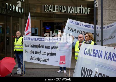 16 giugno 2020, Renania Settentrionale-Vestfalia, Colonia: I partecipanti a un raduno contro i tagli di lavoro presso il gruppo di grandi magazzini Galeria Karstadt Kaufhof si presentano di fronte a un grande magazzino nel centro della città. Foto: Henning Kaiser/dpa Foto Stock