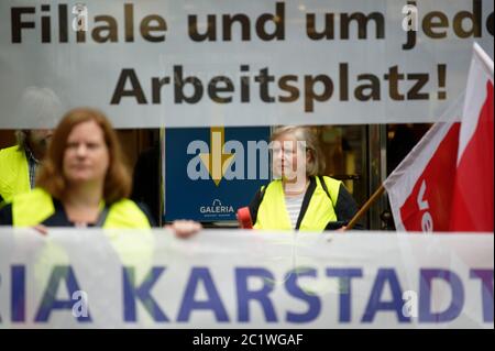 16 giugno 2020, Renania Settentrionale-Vestfalia, Colonia: I partecipanti a un raduno contro i tagli di lavoro presso il gruppo di grandi magazzini Galeria Karstadt Kaufhof si presentano di fronte a un grande magazzino nel centro della città. Foto: Henning Kaiser/dpa Foto Stock