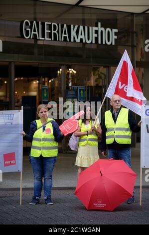 16 giugno 2020, Renania Settentrionale-Vestfalia, Colonia: I partecipanti a un raduno contro i tagli di lavoro presso il gruppo di grandi magazzini Galeria Karstadt Kaufhof si presentano di fronte a un grande magazzino nel centro della città. Foto: Henning Kaiser/dpa Foto Stock