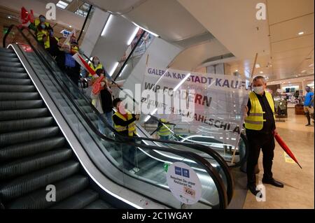 16 giugno 2020, Renania Settentrionale-Vestfalia, Colonia: I partecipanti a un raduno contro i tagli di lavoro presso il gruppo di grandi magazzini Galeria Karstadt Kaufhof si presentano in una filiale di Kartstadt nel centro della città. Foto: Henning Kaiser/dpa Foto Stock