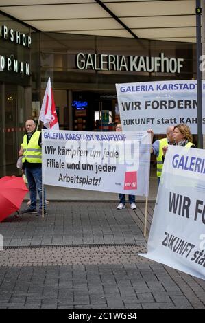 16 giugno 2020, Renania Settentrionale-Vestfalia, Colonia: I partecipanti a un raduno contro i tagli di lavoro presso il gruppo di grandi magazzini Galeria Karstadt Kaufhof si presentano di fronte a un grande magazzino nel centro della città. Foto: Henning Kaiser/dpa Foto Stock