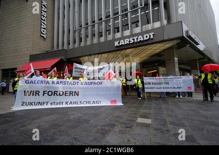 16 giugno 2020, Renania Settentrionale-Vestfalia, Colonia: I partecipanti a un raduno contro i tagli di lavoro presso il gruppo di grandi magazzini Galeria Karstadt Kaufhof si presentano di fronte ad una filiale di Kartstadt nel centro della città. Foto: Henning Kaiser/dpa Foto Stock